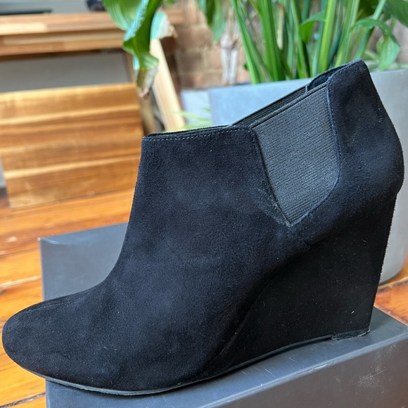 Size 9.5 but I’m usually a 10 and they fit perfectly. 3-3.5” heel. Barely worn. - Picture 3 of 6